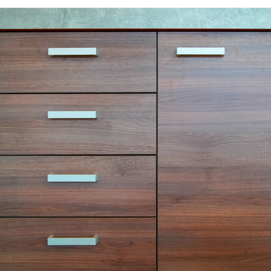 Sideboard aus Nussbaum mit hellen Griffleisten